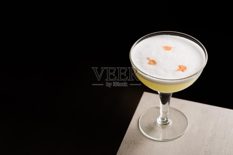 皮斯科酸鸡尾酒含酒精的皮斯科,新鲜柠檬汁,糖浆和蛋清