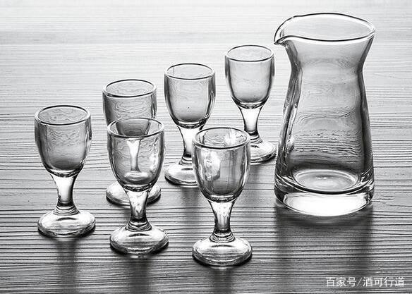 喝酱香酒的正确姿势,从酒具到醒酒再到喝酒,各有讲究